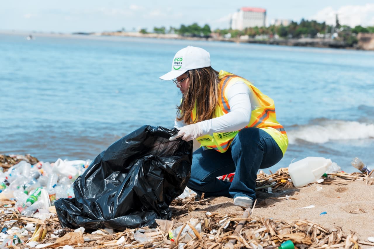 Recogen 175 fundas de desechos en Playa Montesinos tras las lluvias