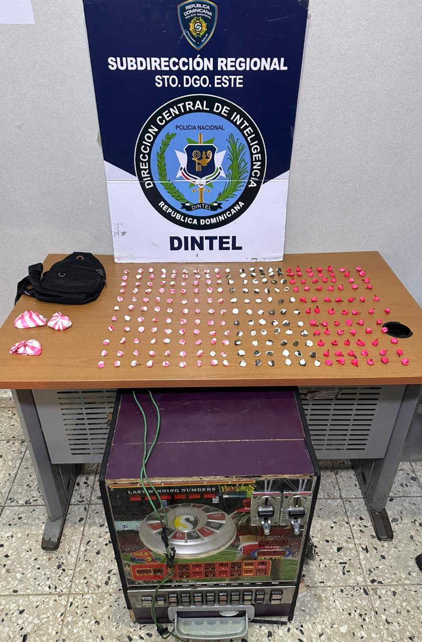 Ocupan presuntas drogas y una máquina tragamonedas en operativos en SDE