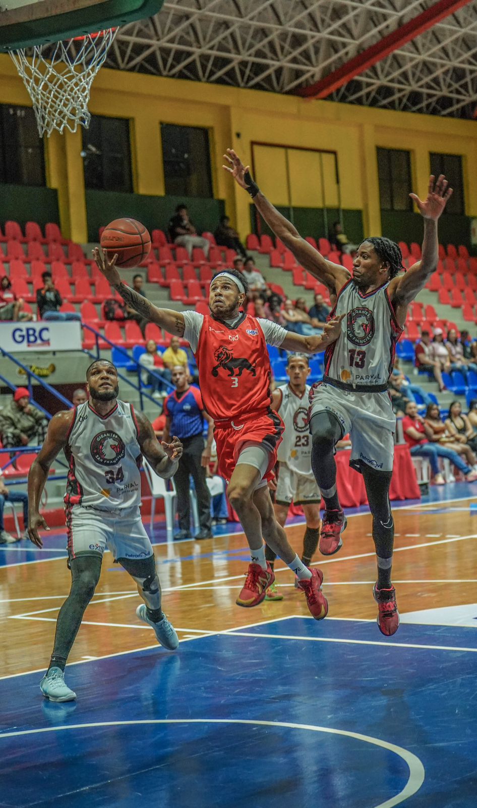 Ferreiras y Brown Jr. guían paliza de Gigantes a Leones