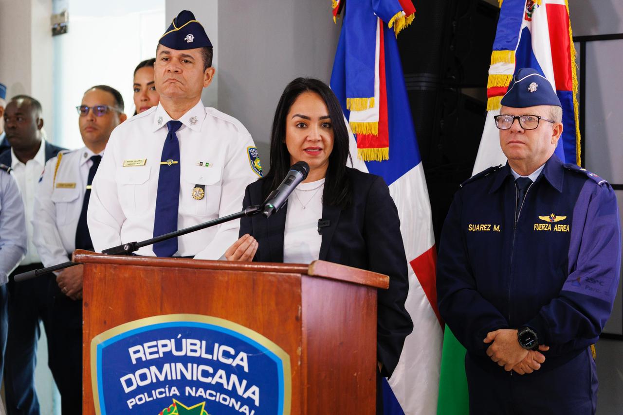 Ministra Faride Raful llama a ayudar primero antes de grabar