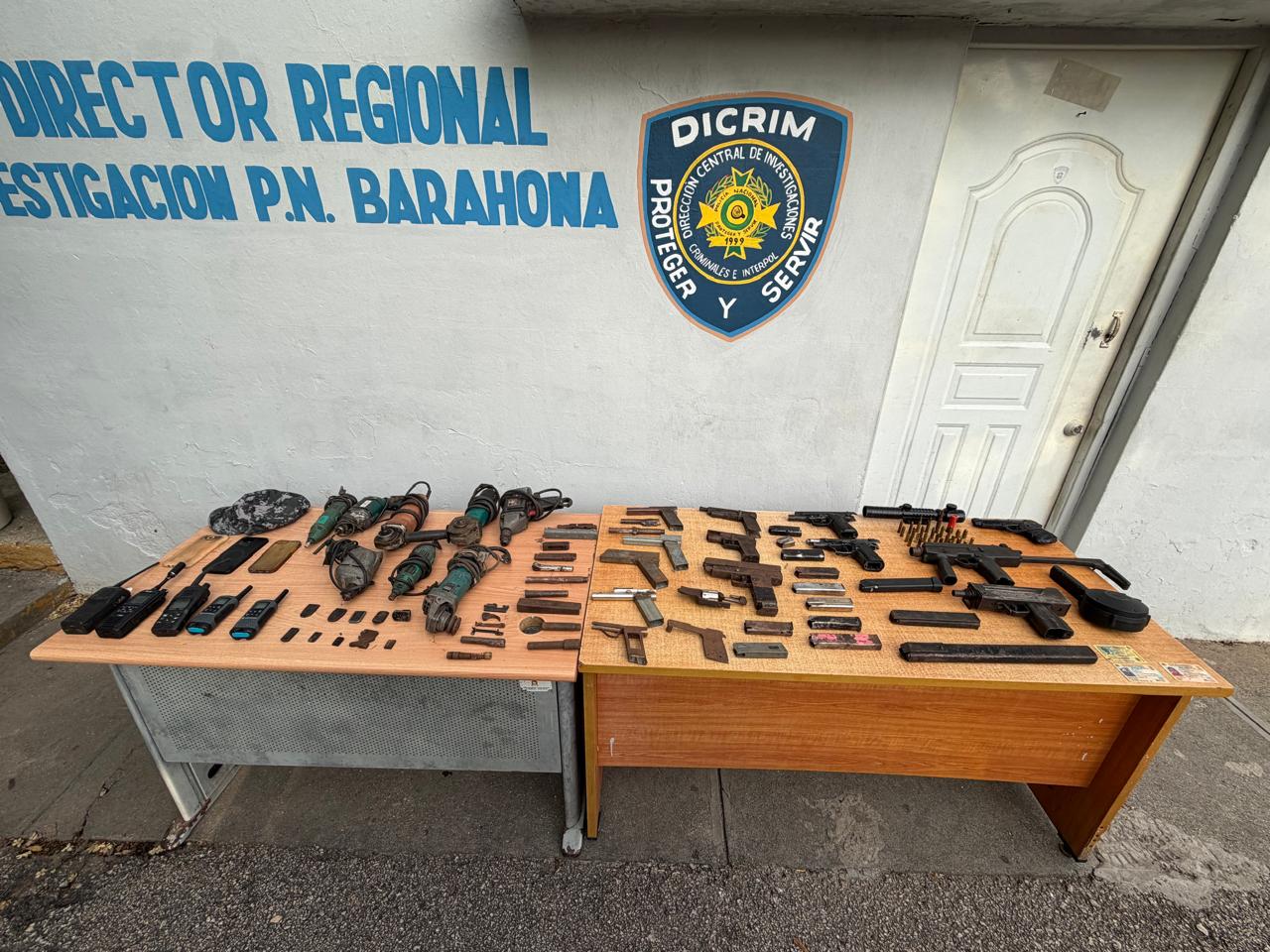 Apresan a hombre tras ocuparle armas de alto poder en Barahona