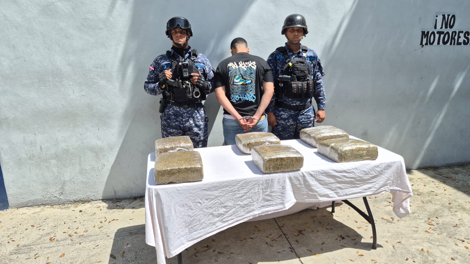 Policía ocupa seis paquetes de presunta marihuana y arresta a un hombre en Capotillo