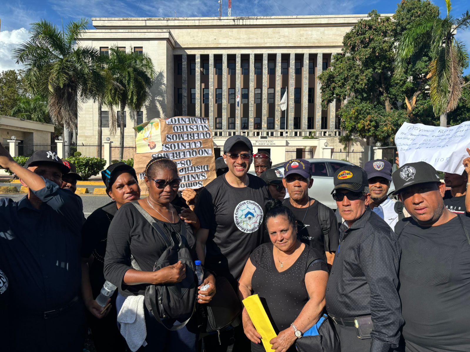 Empleados administrativos protestan frente al MINERD por aumento salarial