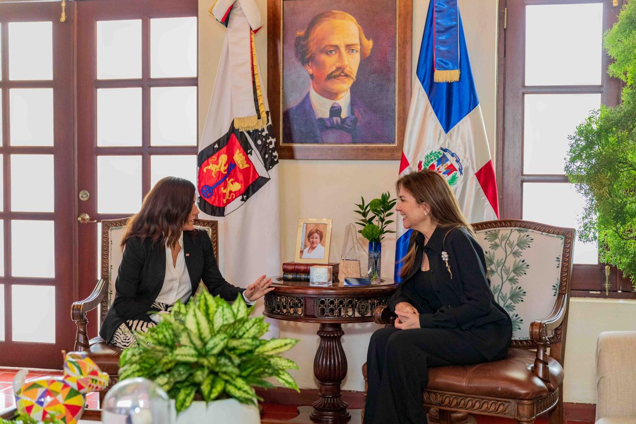 Embajadora de EE.UU. se reúne con Carolina Mejía para abordar temas de cooperación bilateral