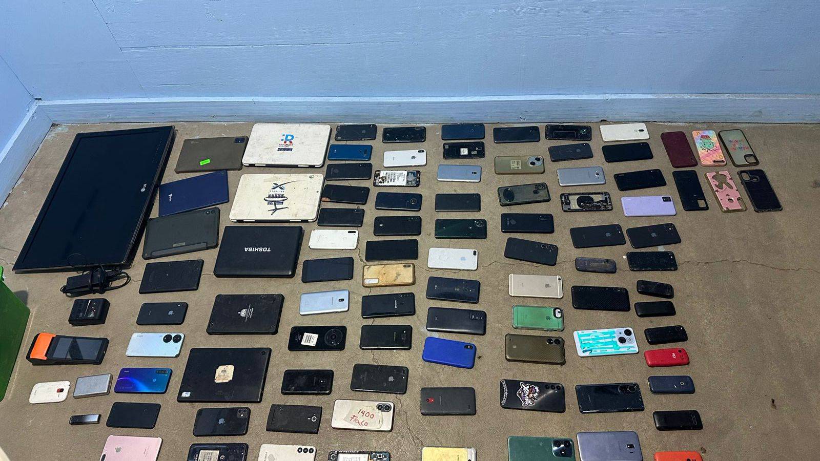 Incautan decenas de dispositivos electrónicos en operativo en Santiago