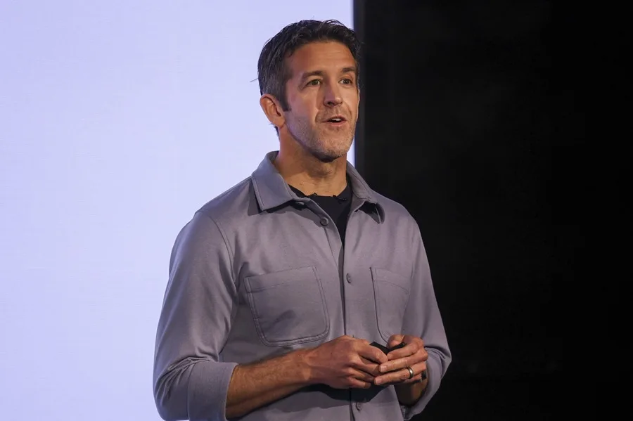 John Ternus, el ingeniero que asumirá las riendas de Apple tras la era de Tim Cook