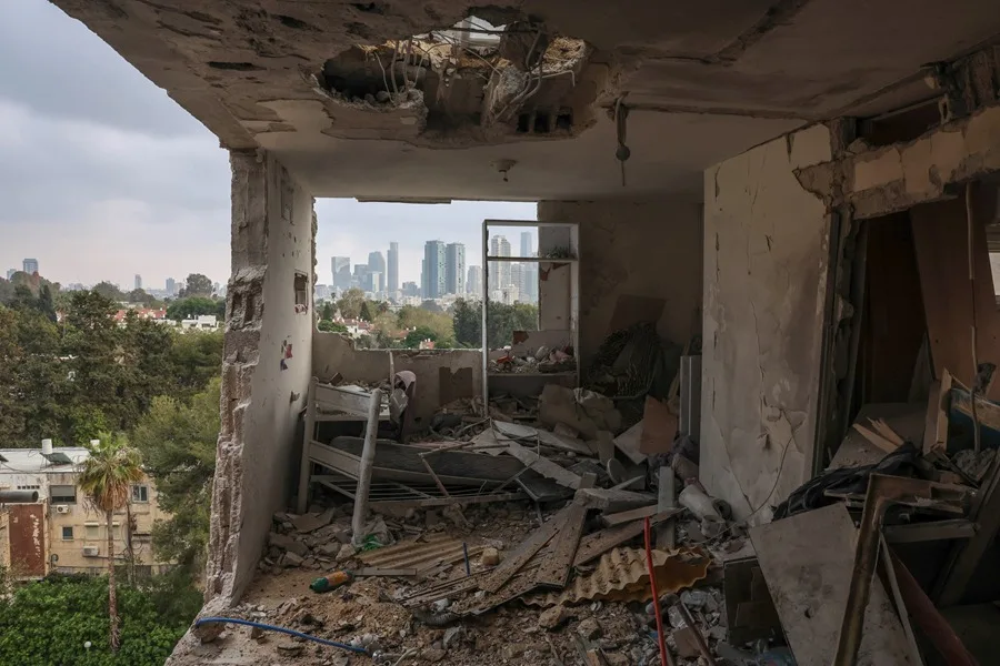 Un ataque iraní con munición de racimo deja a una persona herida en el centro de Israel