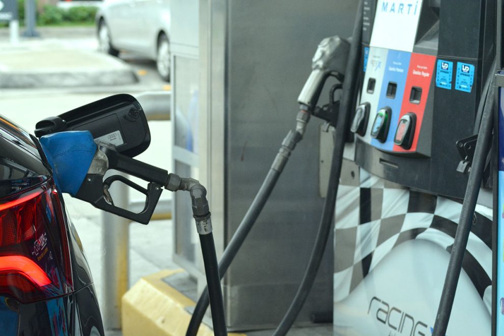 Gobierno congela precios de gasolinas y GLP