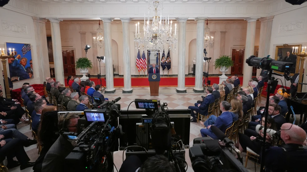 Irán lanza misiles contra Israel y vecinos del golfo mientras Trump habla de frenar la guerra
