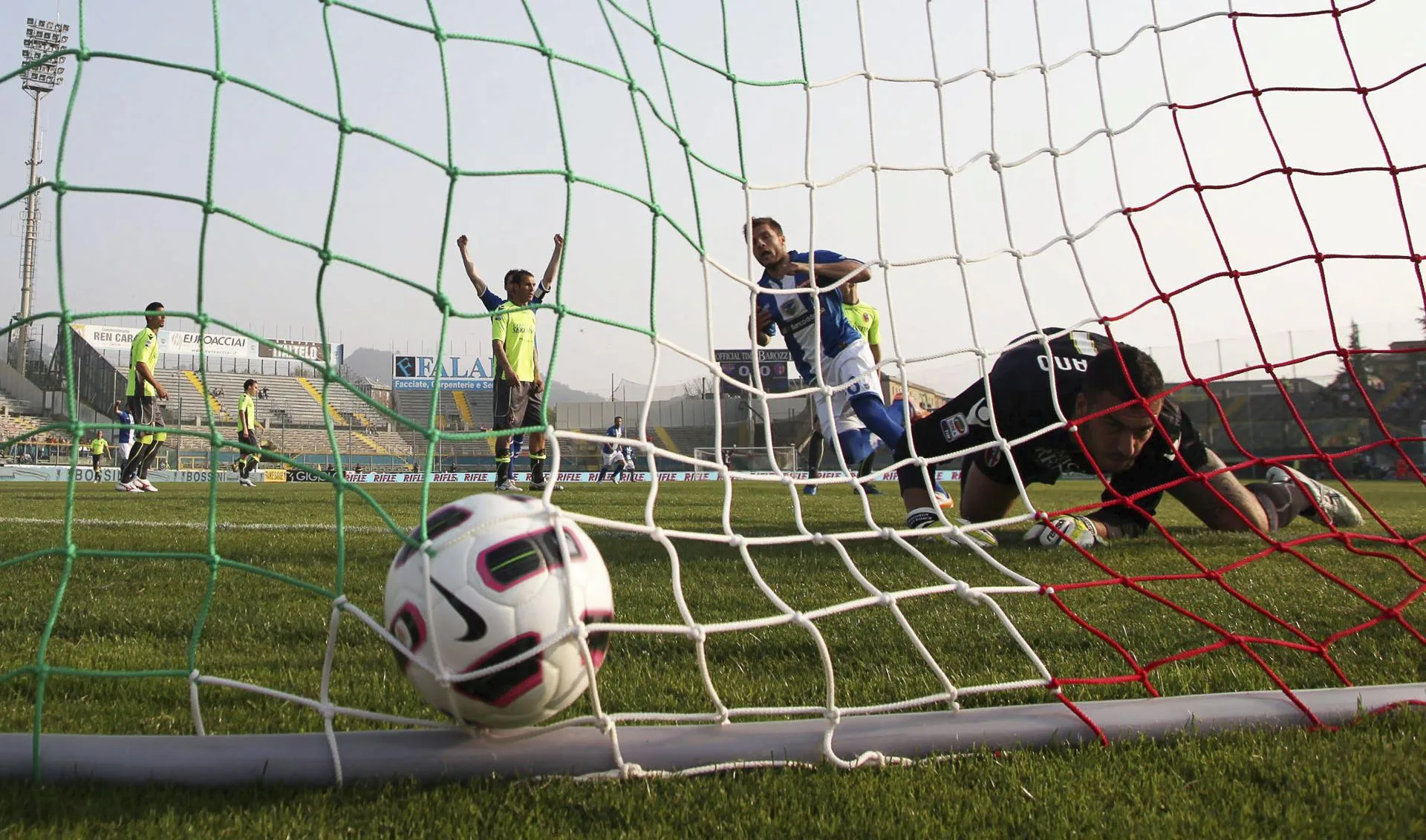 Más de 70 futbolistas aparecen en la investigación sobre una red de prostitución en Italia