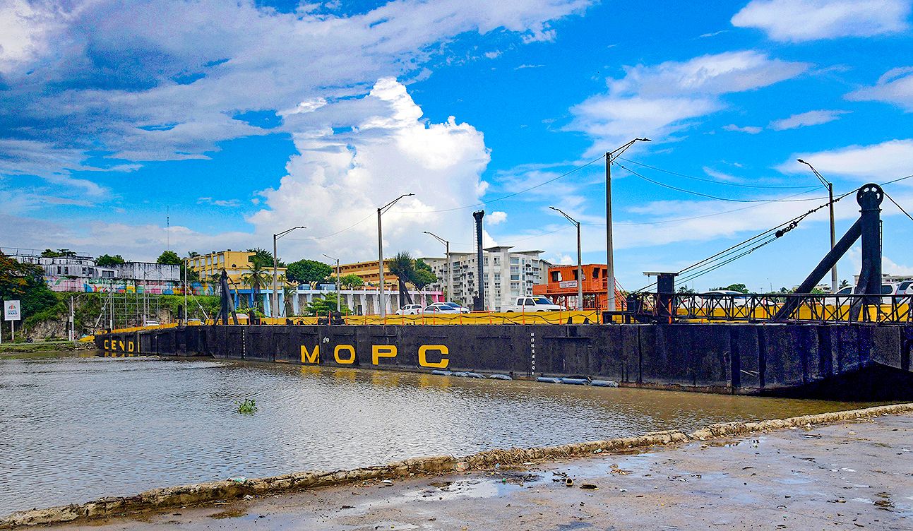 MOPC anuncia cierre temporal del Puente Flotante por paso de una embarcación