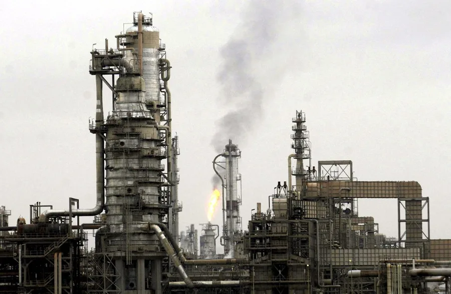 El brent cae más de un 13 % y cierra en 94,75 dólares tras el alto el fuego en Irán