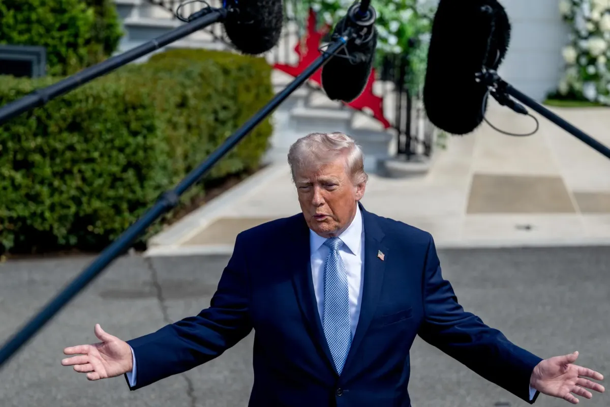 Trump celebra que Irán haya reabierto el estrecho de Ormuz