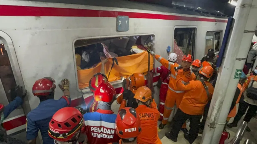 Elevan a 14 los muertos tras la colisión de dos trenes a las afueras de Yakarta