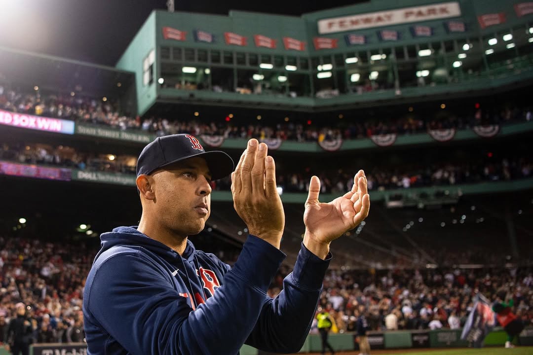 Alex Cora se despide de la afición tras su inesperada salida de los Medias Rojas