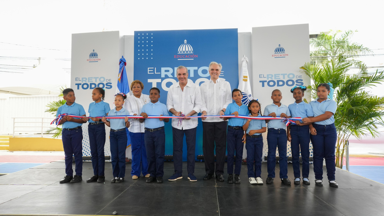 Gobierno entrega techado deportivo escolar en Boca Chica