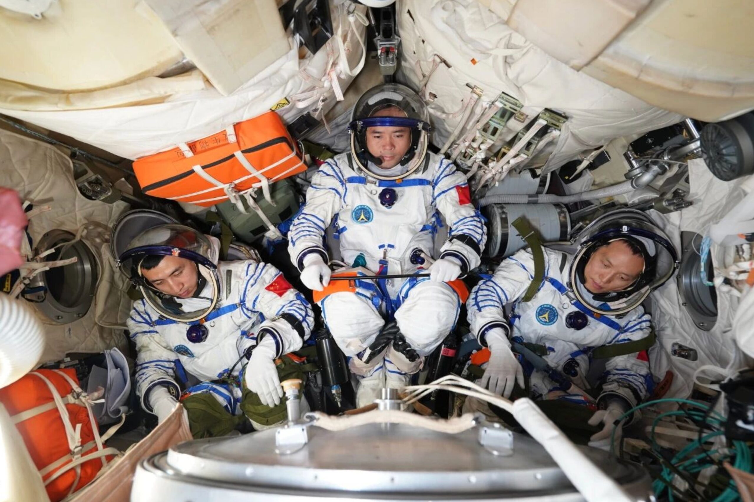 Los astronautas de la misión china Shenzhou-21 vuelven a la Tierra tras 210 días en órbita