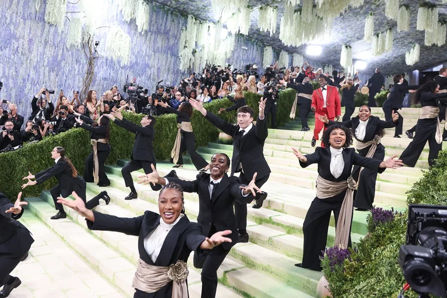 La Met Gala arranca con actuación musical, alfombra blanca y desfile de celebridades