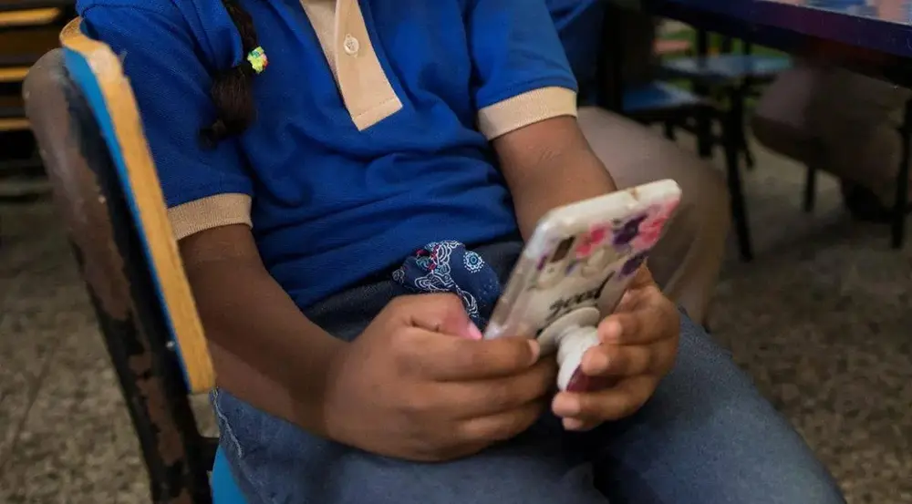 Emiten nuevos lineamientos nacionales sobre el uso de celulares en escuelas y colegios