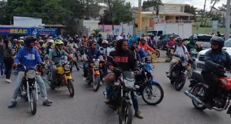 Santiago: Motoconchistas se movilizan contra el aumento de licencias y el uso de dos cascos