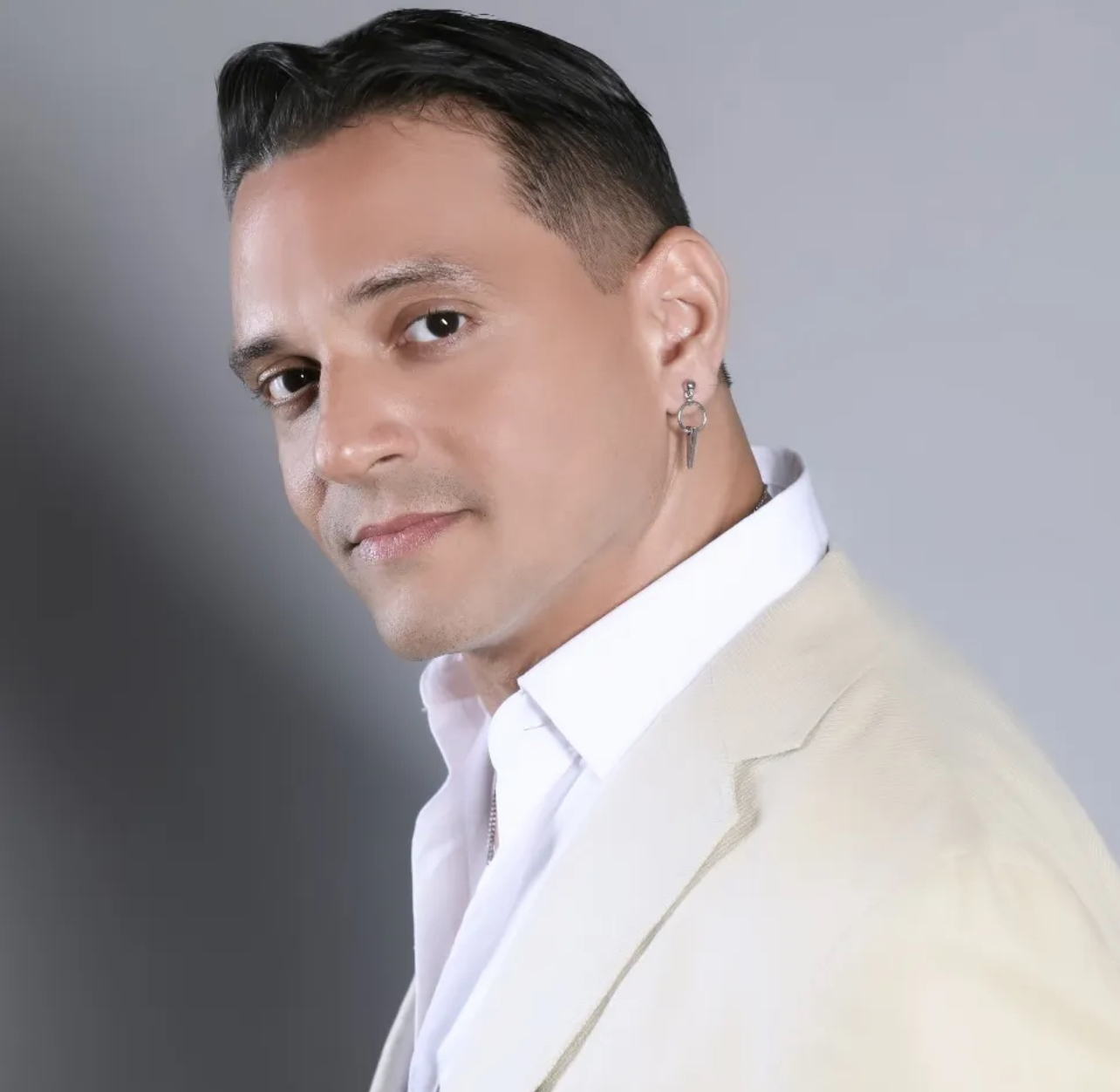Darío Contreras reporta que el coreógrafo Iván Tejada está en UCI y con pronóstico reservado