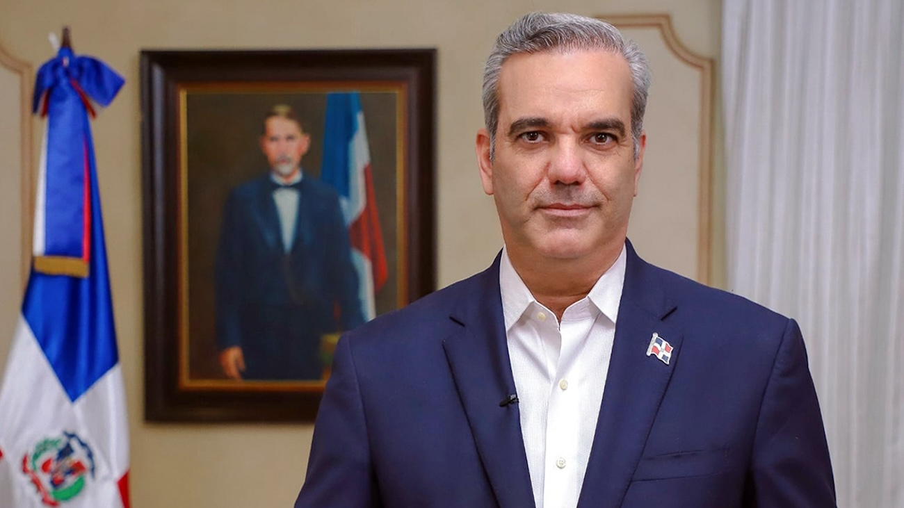 Luis Abinader felicita a su madre y a Raquel Arbaje en el Día de las Madres