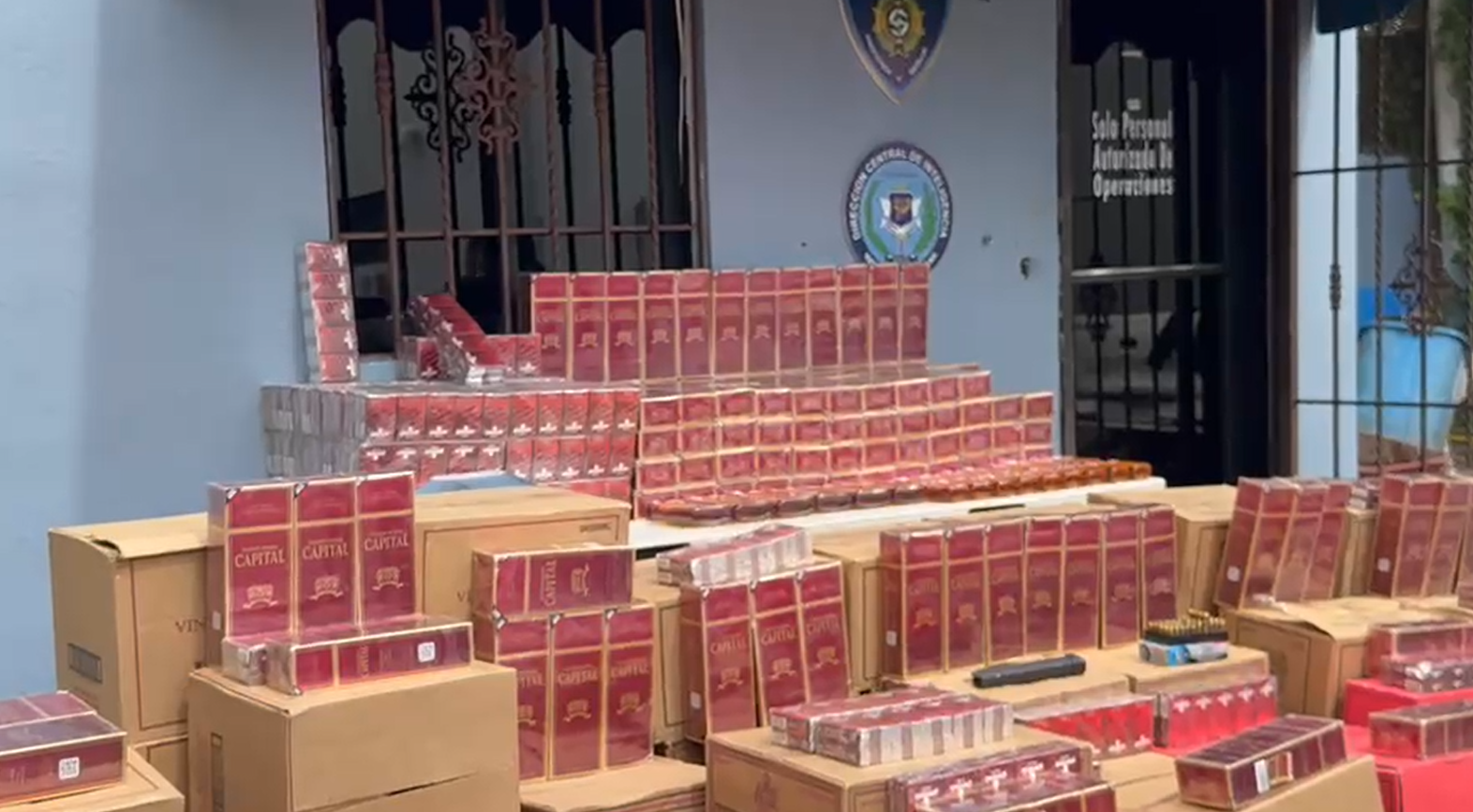 Decomisan más de mil botellas de alcohol adulterado y cigarrillos de contrabando en un colmado en Los Mina