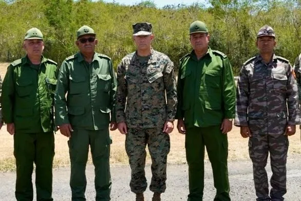 El jefe del Comando Sur de EE.UU. se reúne con un alto mando del Ejército de Cuba en Guantánamo