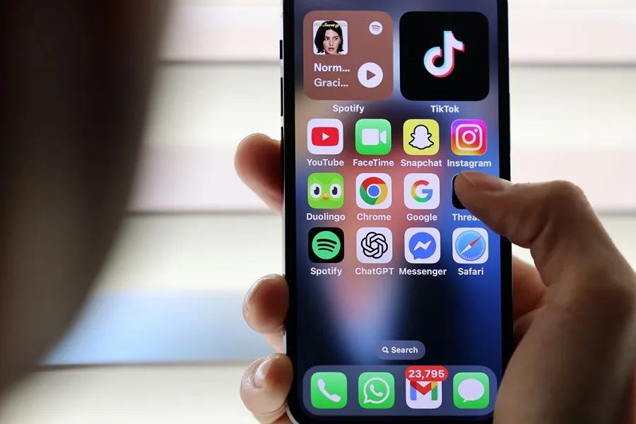 Consumidores europeos denuncian a Google, Meta y TikTok ante la Comisión Europea