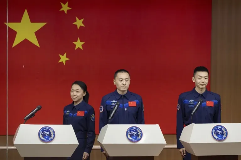 China presenta la misión espacial tripulada Shenzhou-23 con la primera astronauta de Hong Kong