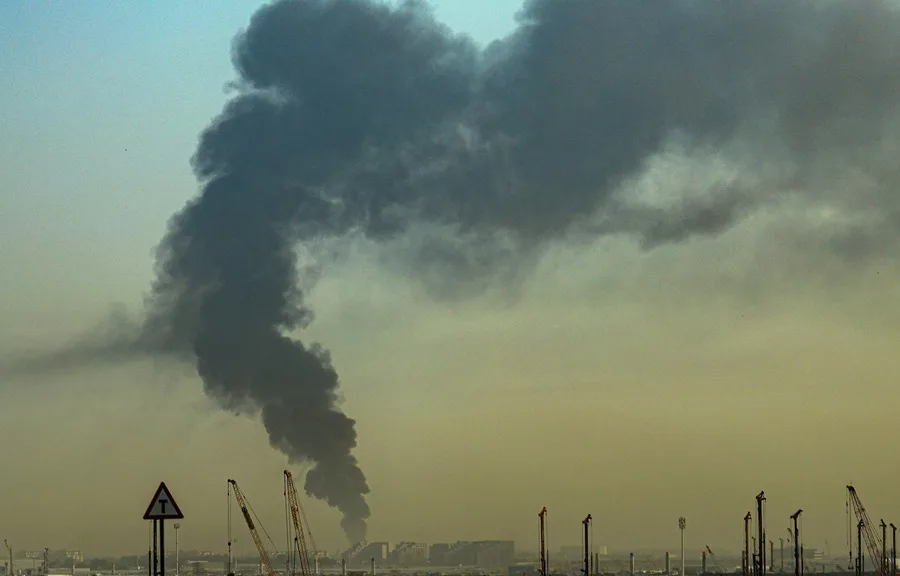 Un ataque con dron lanzado por Irán causa un incendio en una zona industrial de Emiratos Árabes Unidos