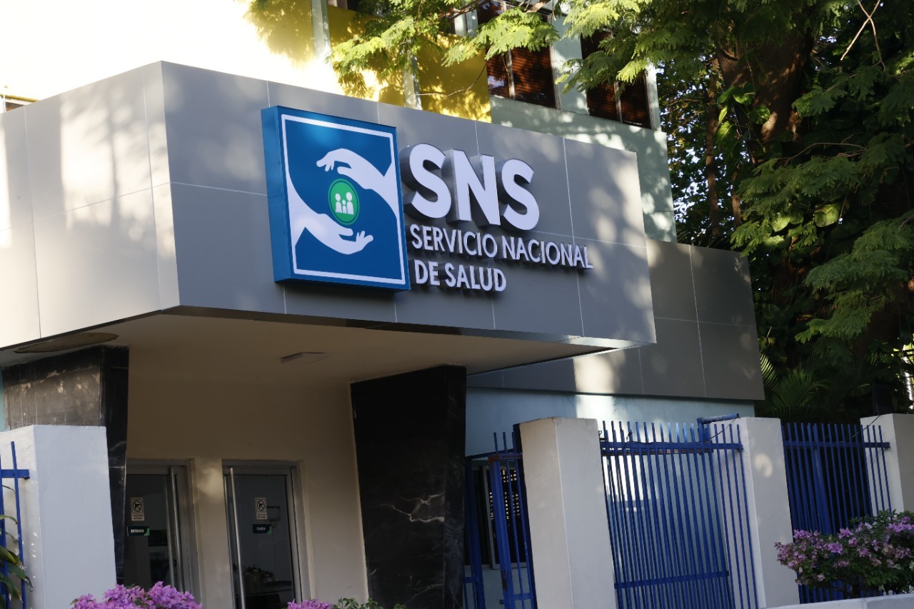 SNS ordena retiro de equipos médicos vinculados a contratos privados en hospitales