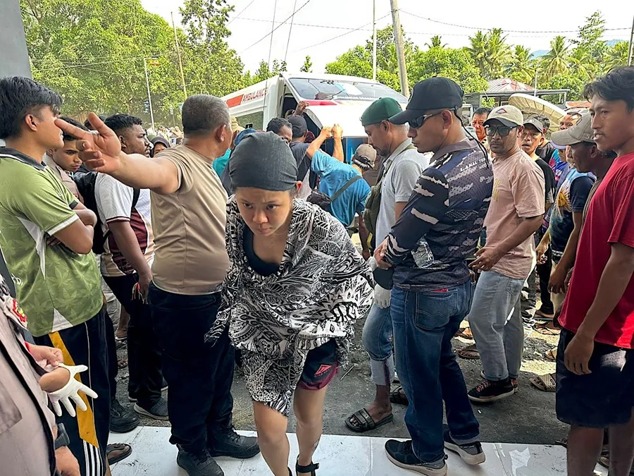 Tres senderistas muertos y 17 rescatados en Indonesia tras la erupción del volcán Dukono