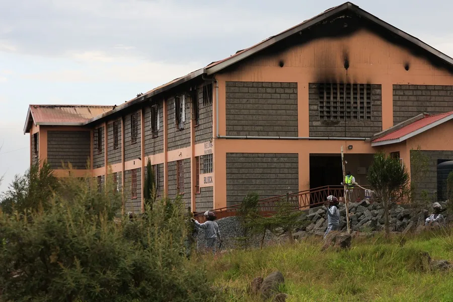 Detenidas ocho alumnas por el incendio que causó la muerte a 16 niñas en un colegio en Kenia
