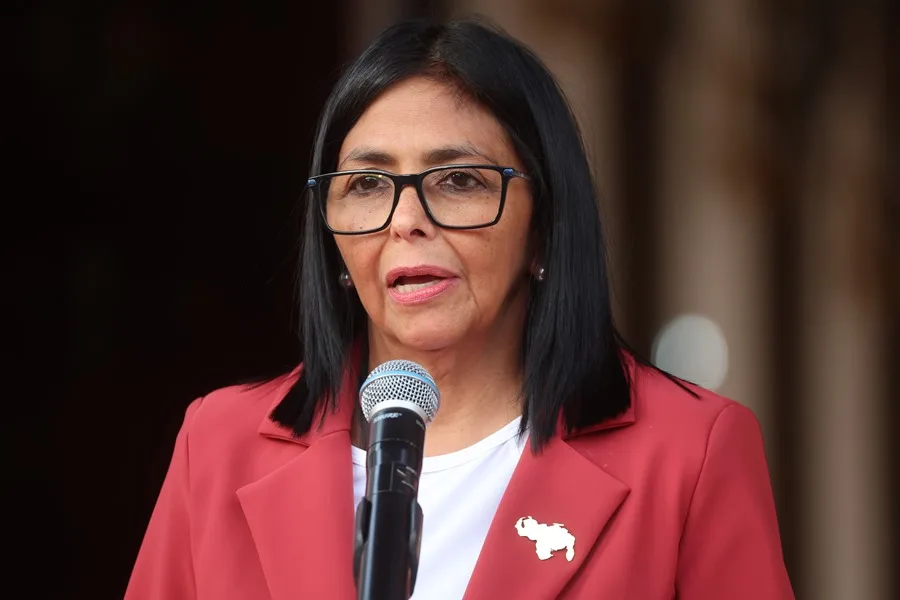 Delcy Rodríguez llega a Países Bajos para «defender» a su país en disputa por el Esequibo