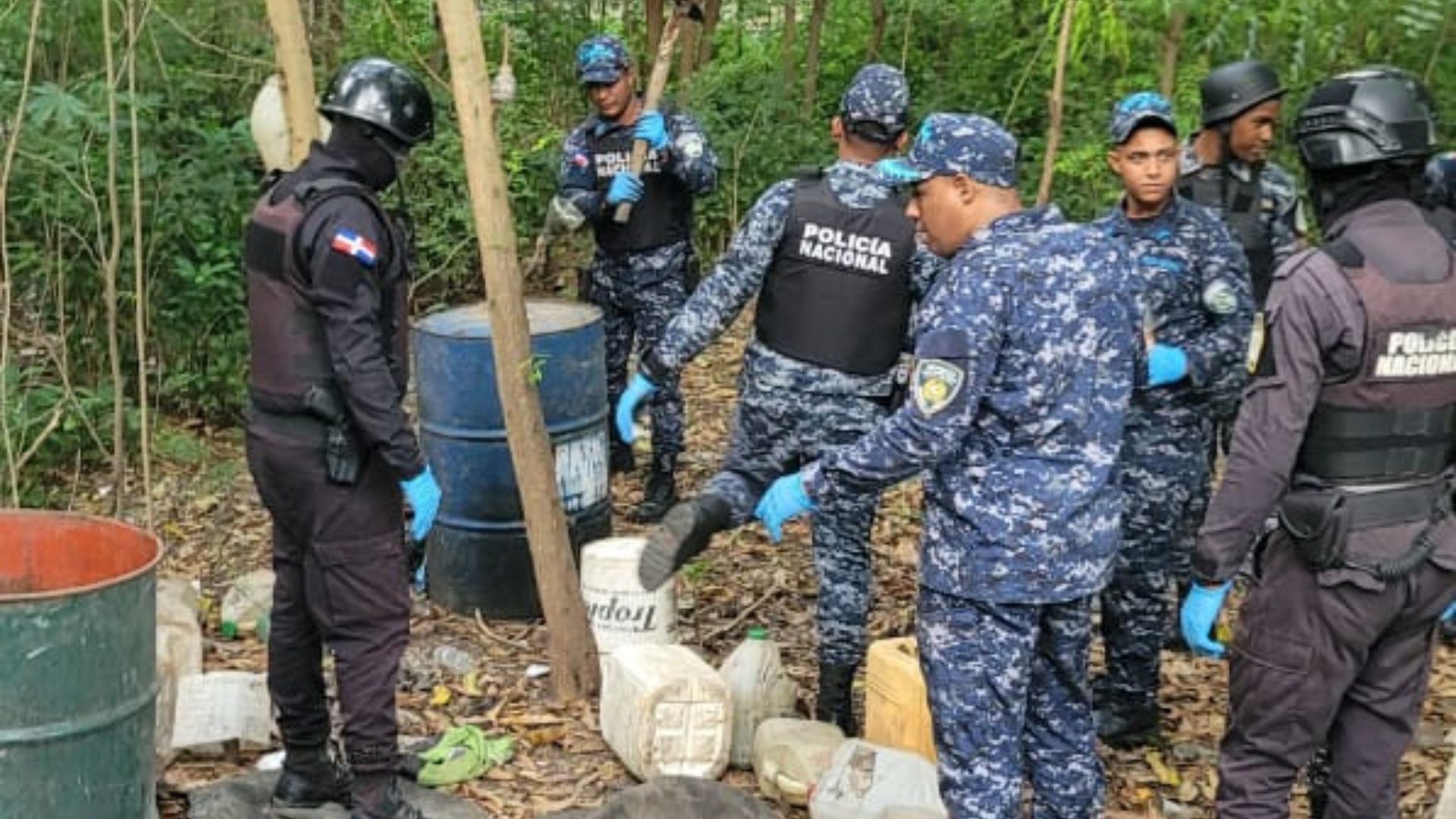 Policía desmantela laboratorio clandestino de alcohol adulterado en Bahoruco