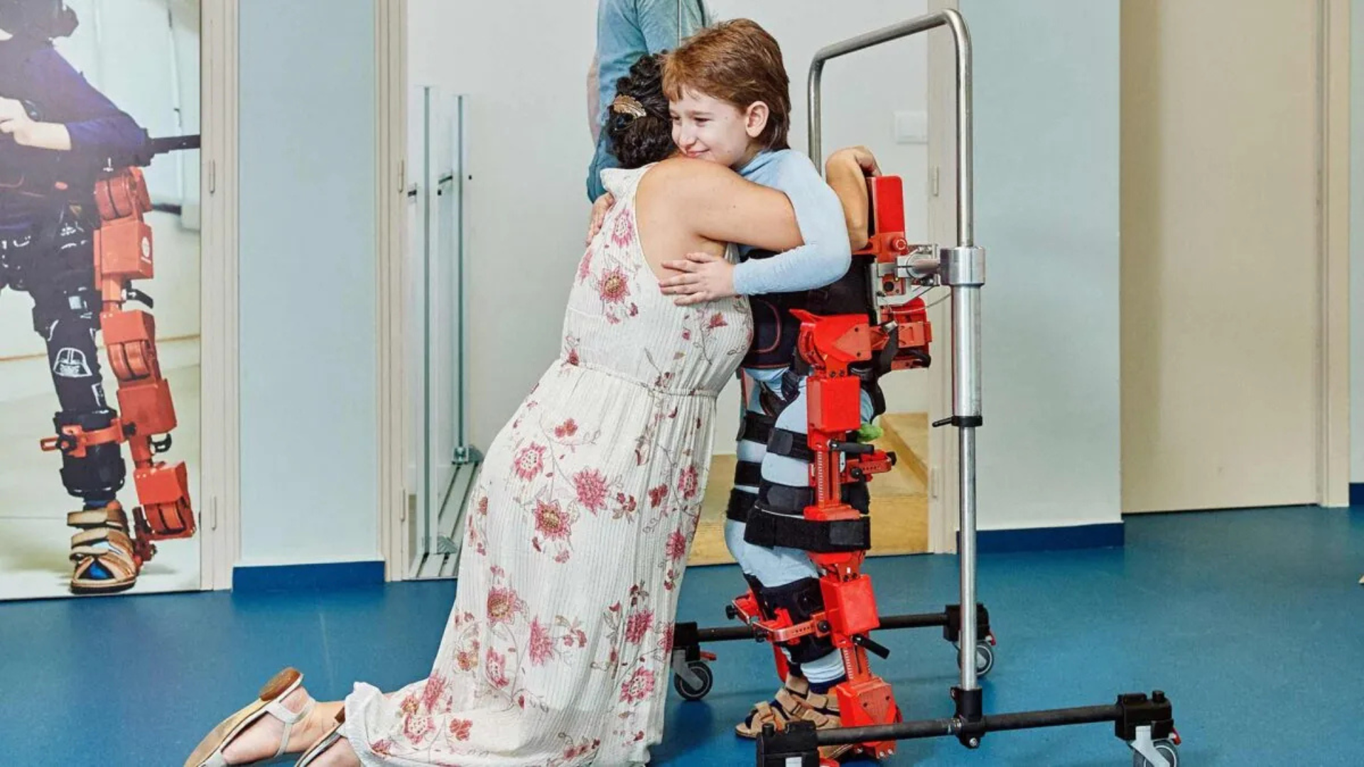 Seis niños con atrofia muscular logran ponerse de pie gracias a un robot