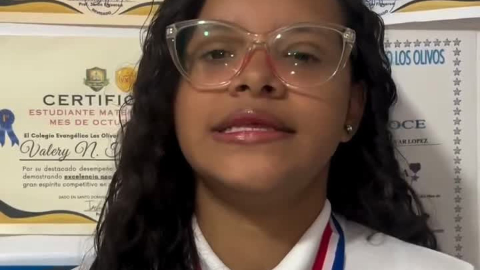 Estudiante venezolana pide ayuda a Abinader tras asegurar que le fueron negadas becas por no tener nacionalidad dominicana