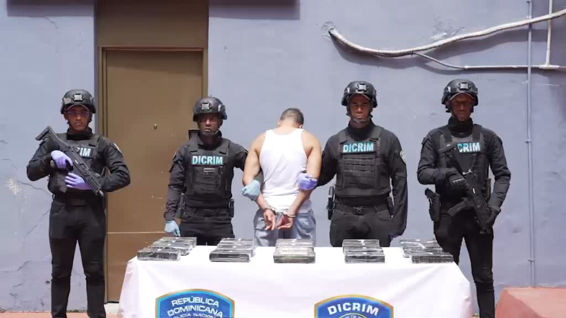 Policía ocupa 21 paquetes de presunta cocaína y arresta a hombre en María Auxiliadora