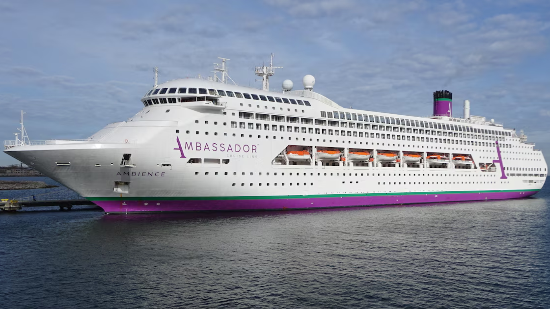 Muerte y brote gastrointestinal obligan a confinar crucero con 1.700 personas