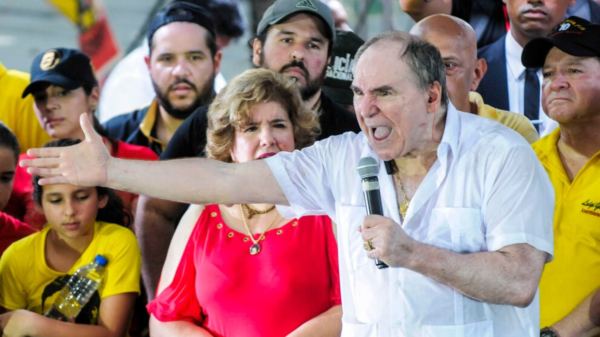 Piden condenar al expresidente de Ecuador y a su hijo por red de insumos COVID