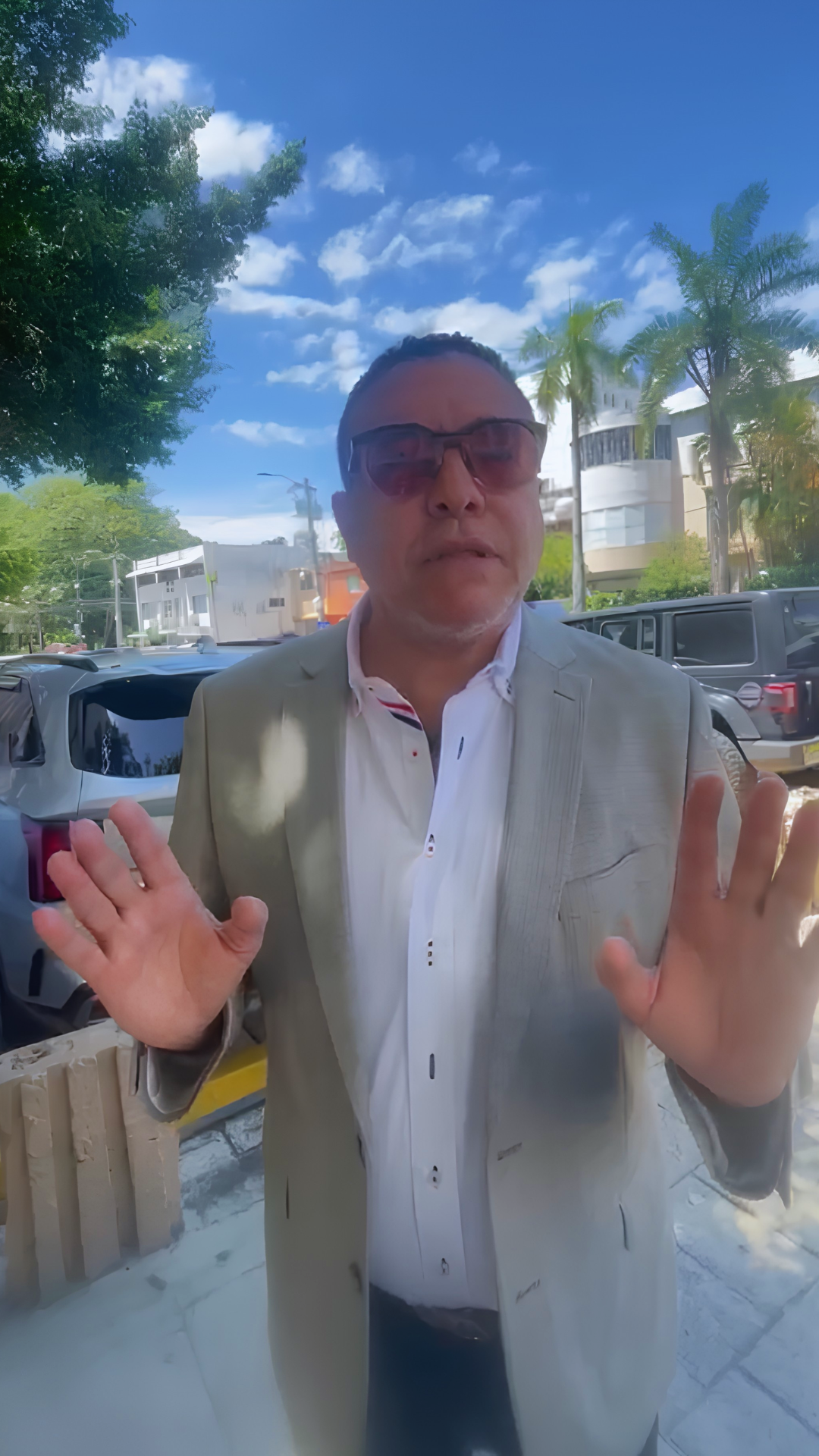 Garantía económica y presentación periódica para comunicador acusado de agredir a padre de víctima del Jet Set