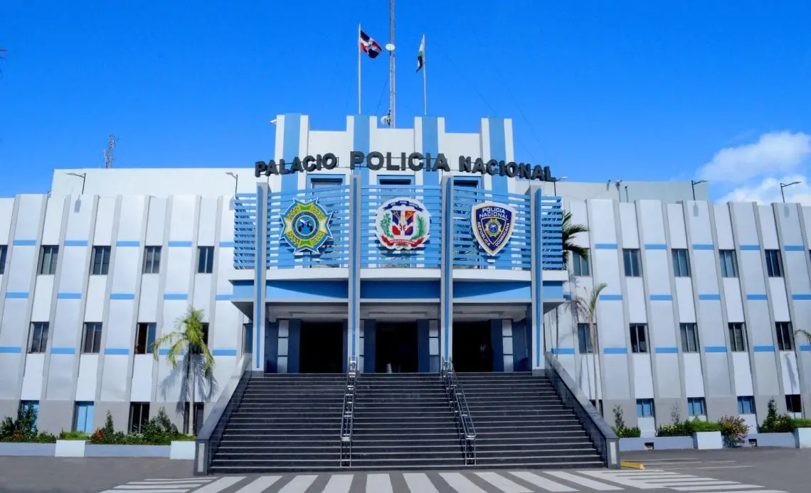 Policía busca hombre acusado de estrangular a su pareja adolescente de 16 años en Villa Altagracia