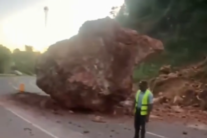 Desprendimiento de roca afecta tránsito en la autopista del Nordeste a la altura de Majagual
