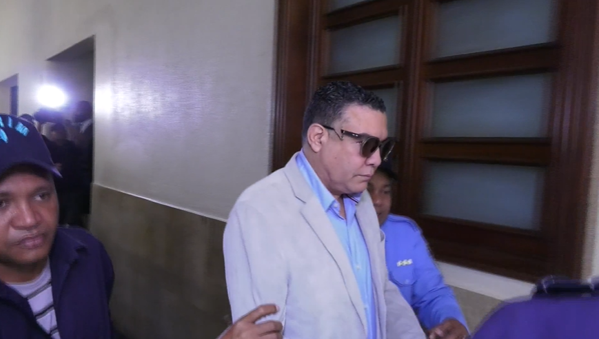 Garantía económica y presentación periódica para comunicador acusado de agredir a padre de víctima del Jet Set