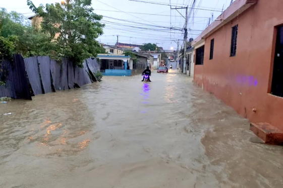 Más de 8,000 desplazados por vaguada que incide en el territorio nacional