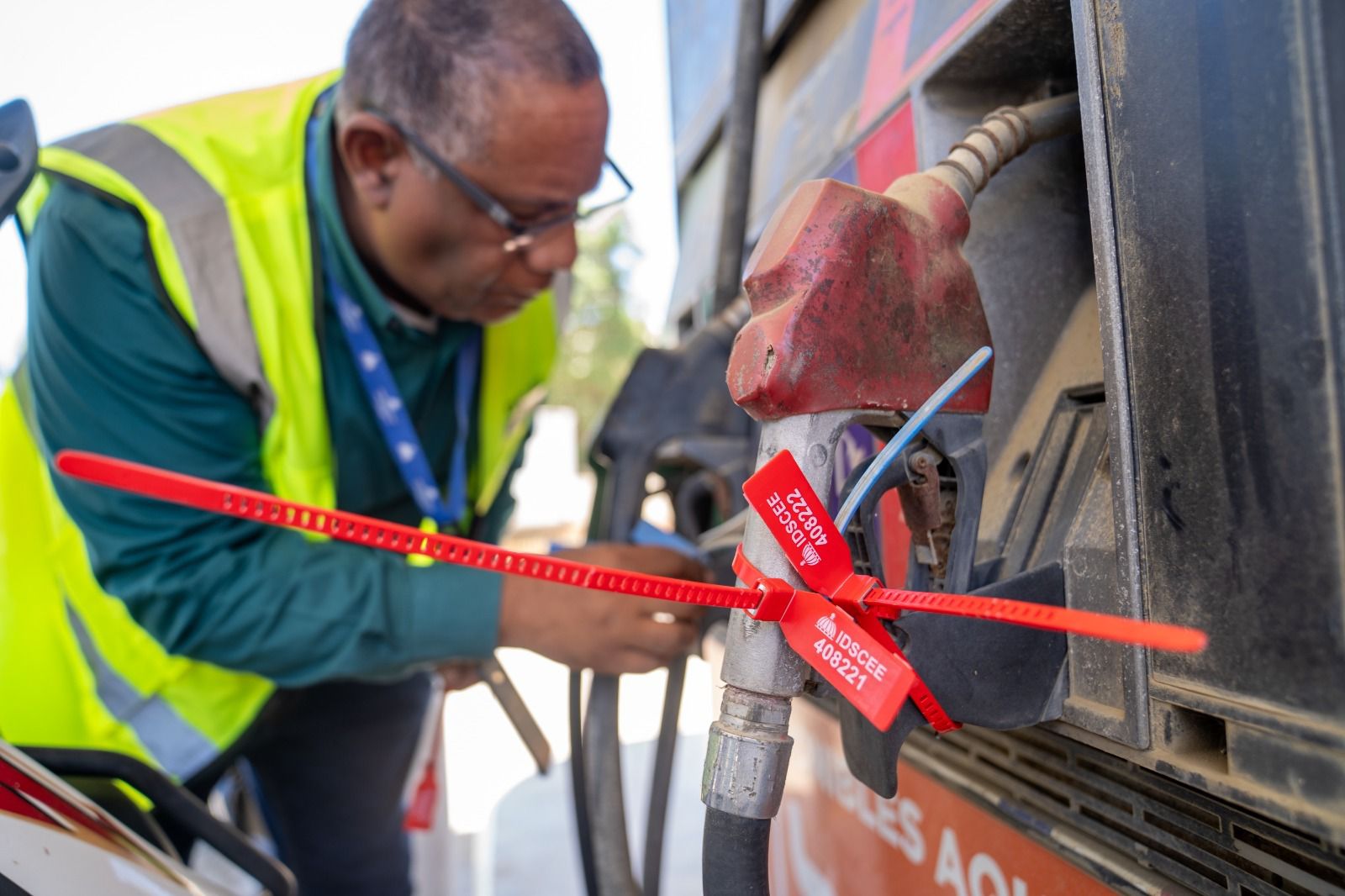 Cierran 3 estaciones por vender gasolina no apta en Azua y Montecristi