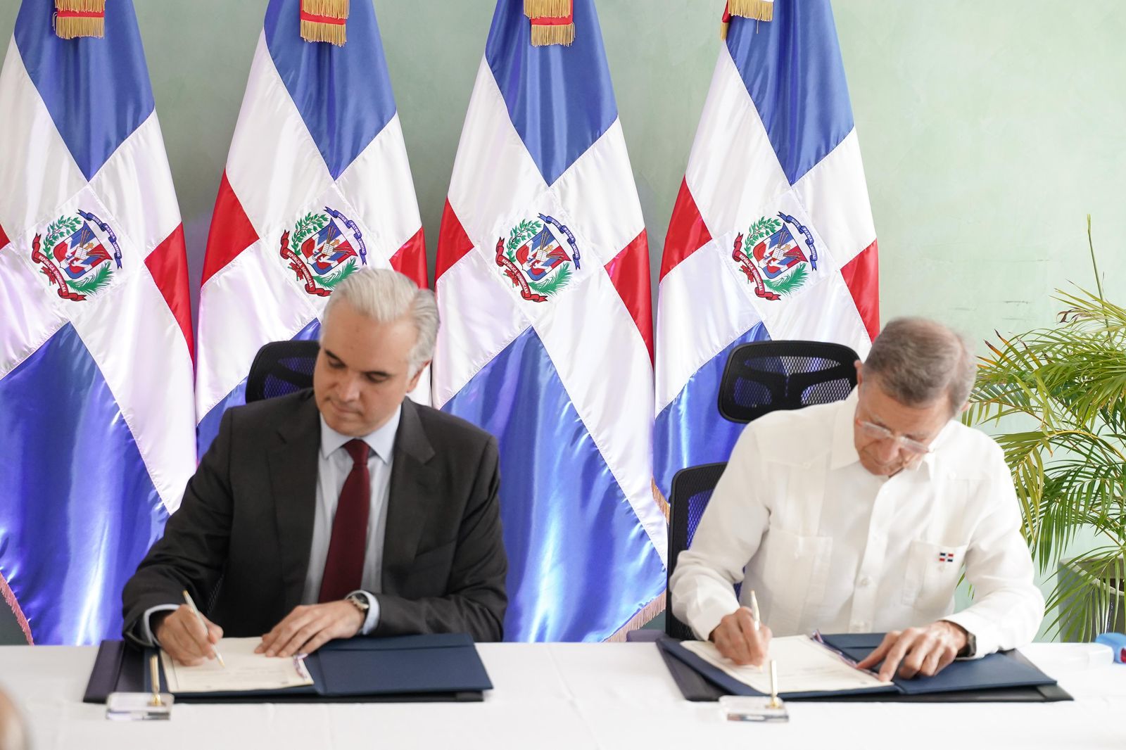 Firman acuerdo para facilitar Pruebas Nacionales a jóvenes que terminaron su bachillerato y residen en el extranjero