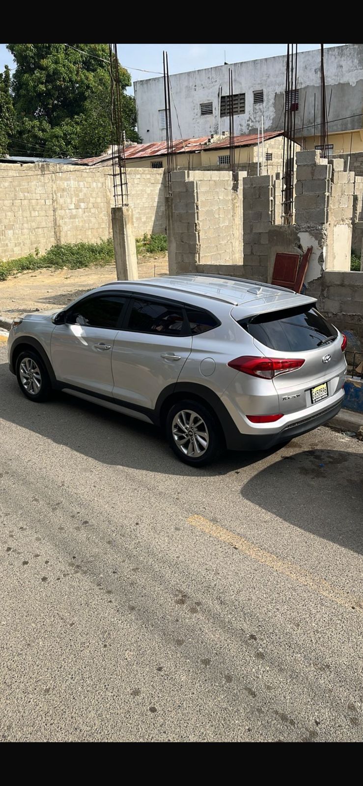 Desconocidos roban yipeta frente a residencia en Puñal, Santiago