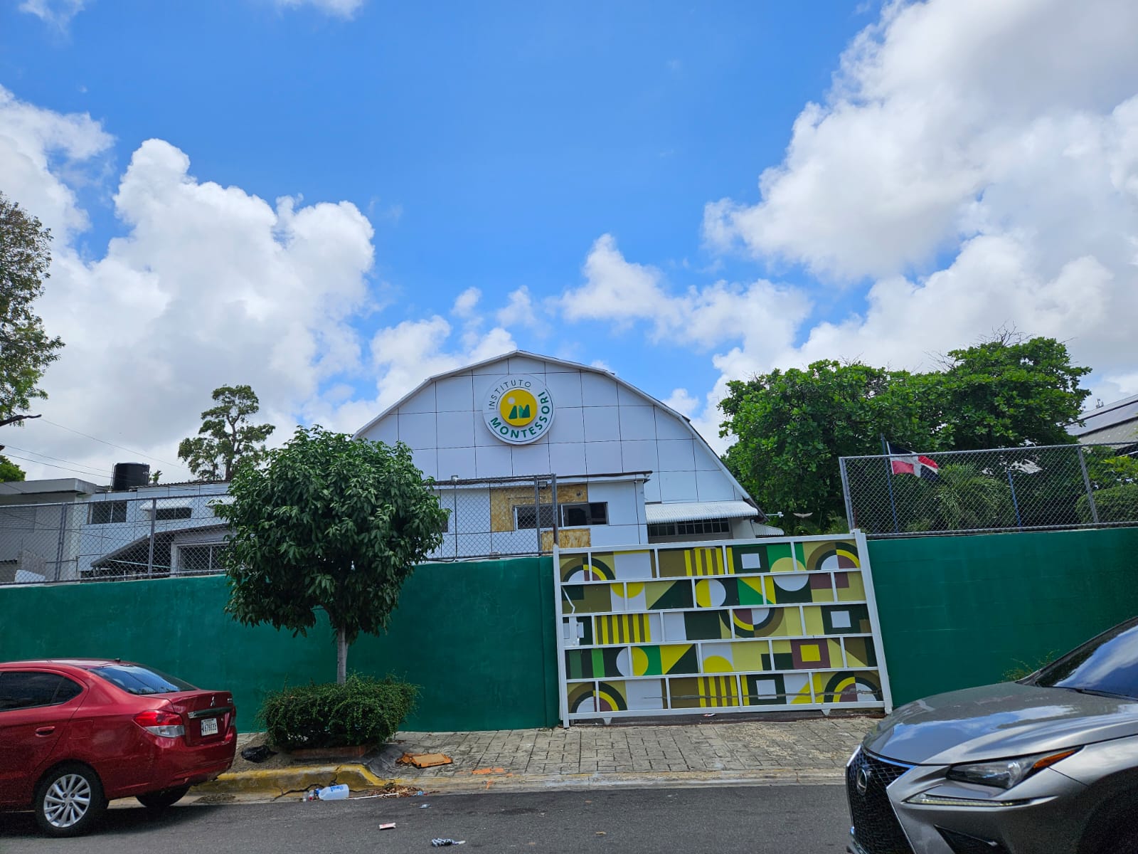 Presencia policial se mantiene en las afueras del Instituto Montessori tras hallazgo de mensaje amenazante